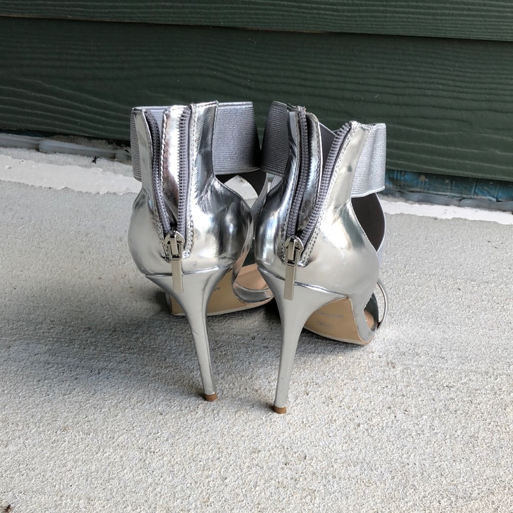 Silver Heels - Picture 2 of 3